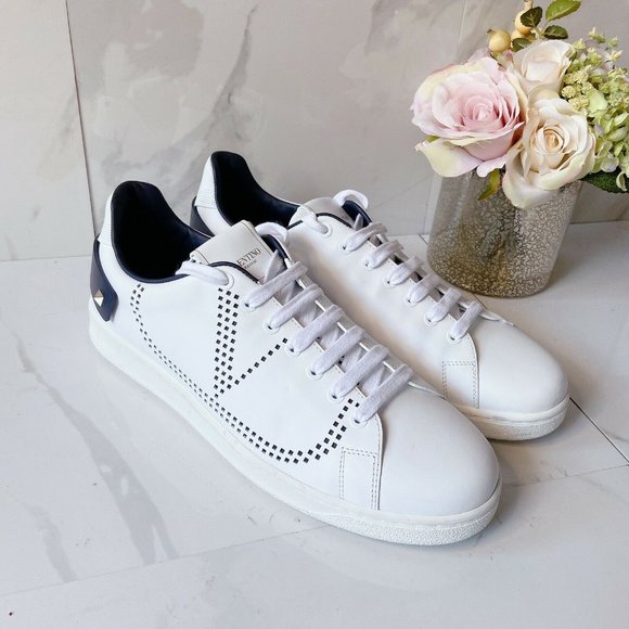 Valentino Garavani Perforated V Logo RockStud Lace - Picture 5 of 12